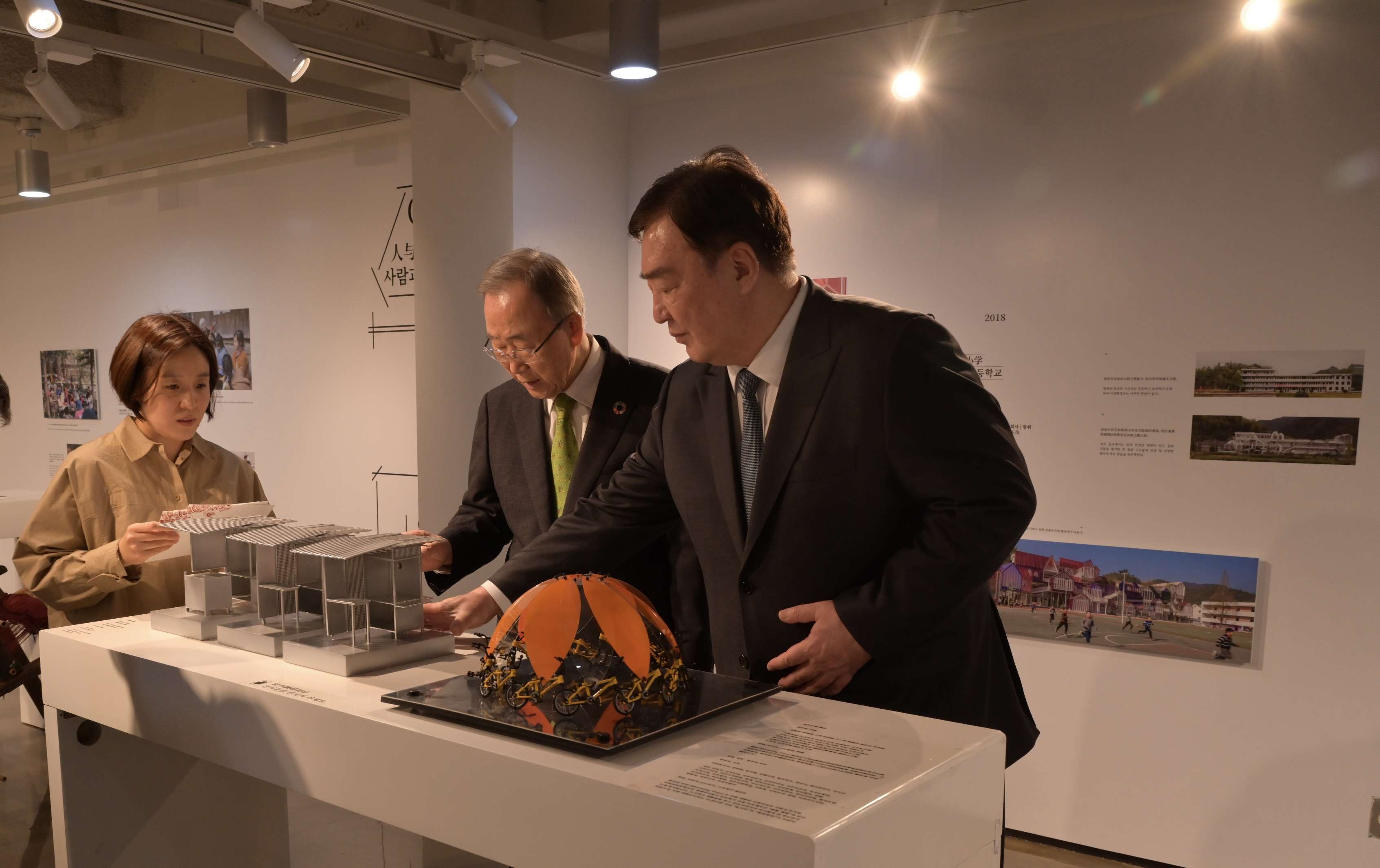 邢海明（右一）與潘基文共同參觀《自然生活傳承——美麗中國(guó)特展》。首爾中國(guó)文化中心供圖