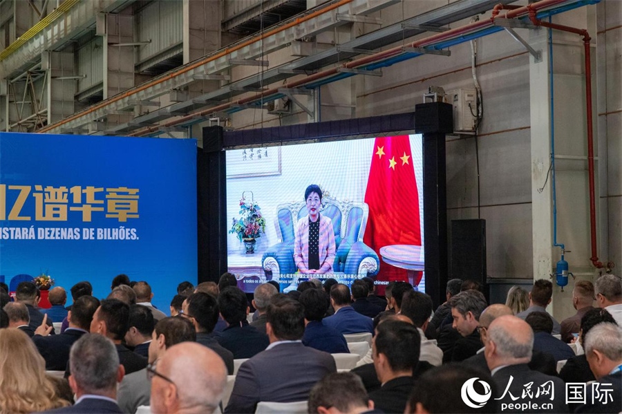 中國駐里約熱內盧總領事田敏在視頻致辭中表示，中國是米納斯吉拉斯州第一大貿易伙伴和重要投資來源國。近年來，雙方在貿易投資、科技創(chuàng)新、裝備制造、人文交流等領域開展了富有成果的合作。 人民日報社拉美中心分社 威廉·科埃略·維亞納攝