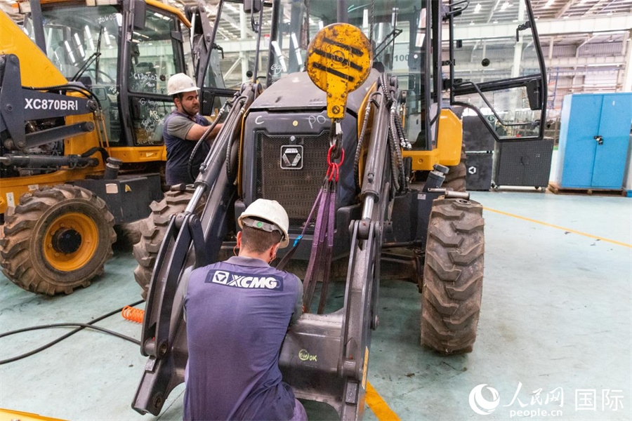 兩名徐工巴西制造基地的當地員工正在進行設備安裝和調試。 人民日報社拉美中心分社 威廉·科埃略·維亞納攝