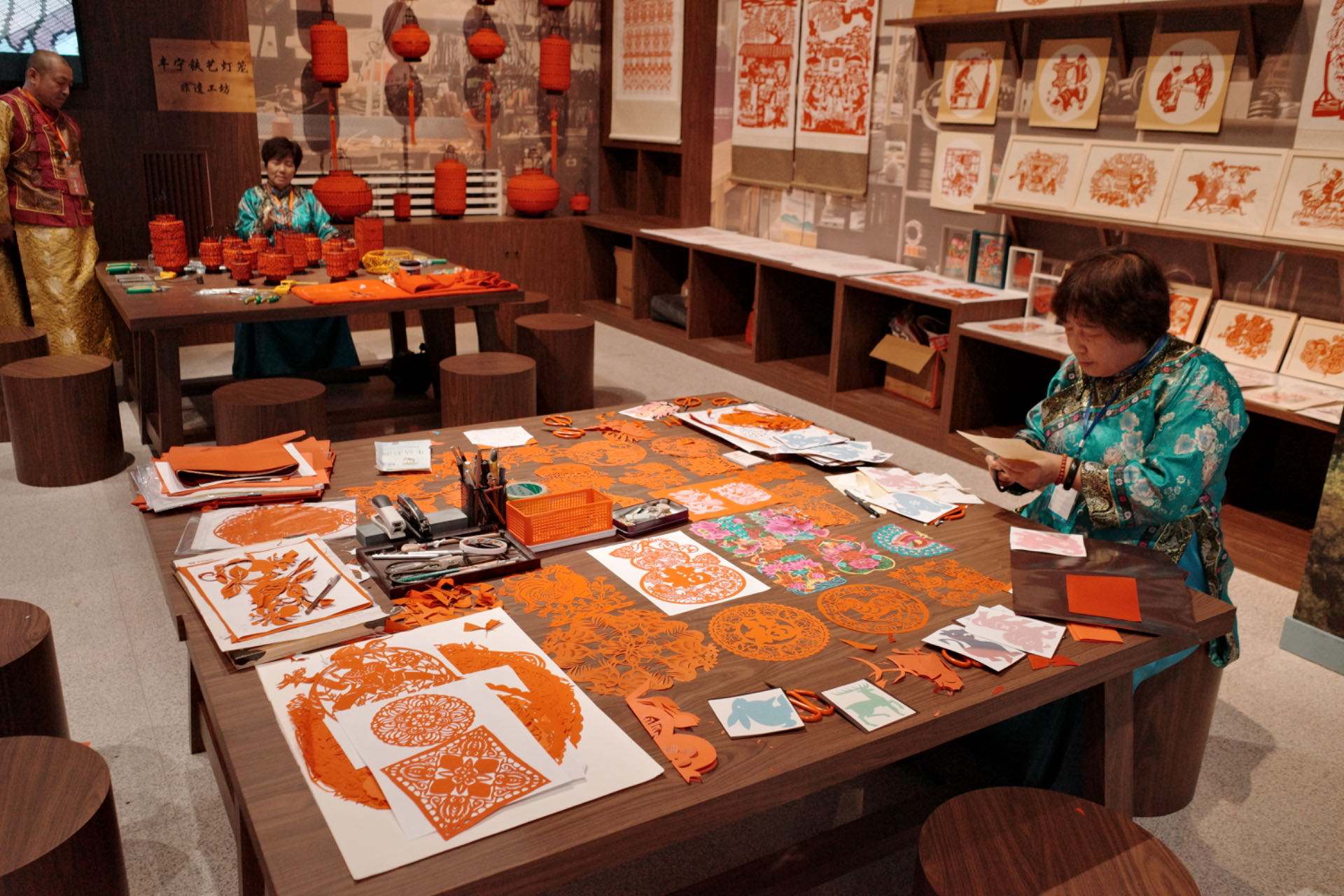 “氣象萬(wàn)千——中國(guó)非遺保護(hù)實(shí)踐主題展”上，非遺傳承人現(xiàn)場(chǎng)展示。人民網(wǎng)記者 劉微攝