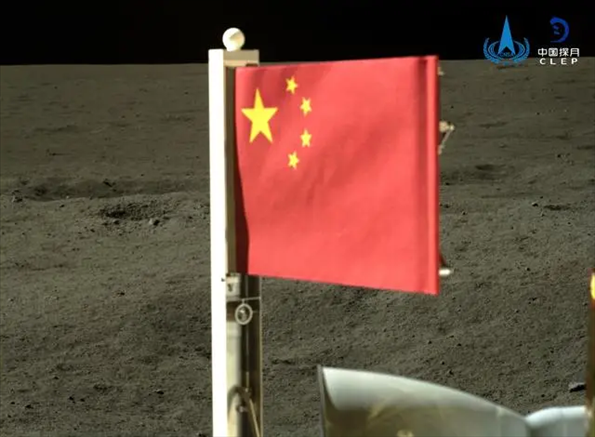 五星紅旗在落于月背的嫦娥六號(hào)探測(cè)器上展開。