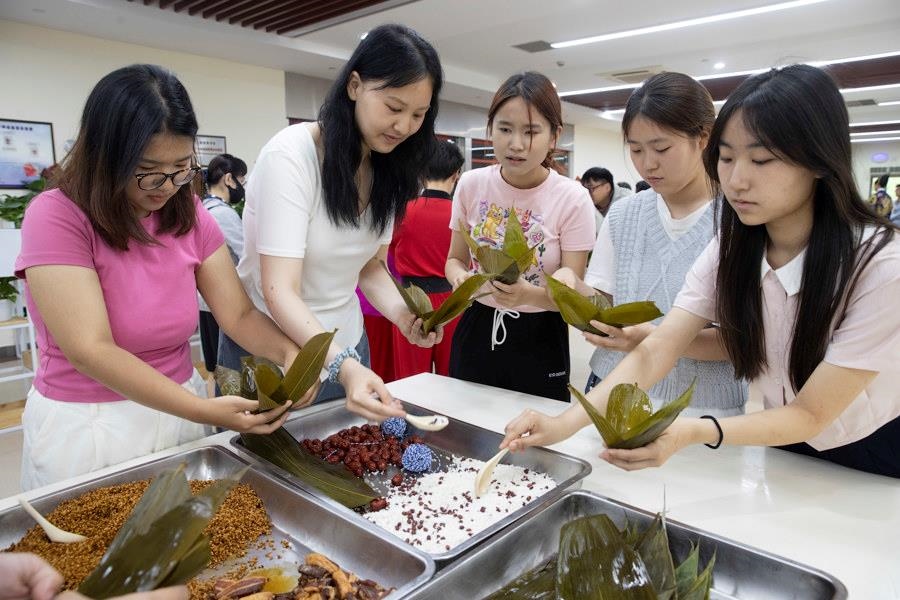 2024年6月1日，海峽兩岸青年學(xué)生在華東師范大學(xué)包粽子、做香囊，體驗(yàn)傳統(tǒng)文化。