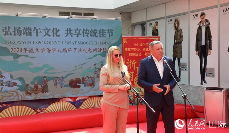 皮耶霍欽斯基（右）在活動上致辭。人民網(wǎng)記者 李增偉攝