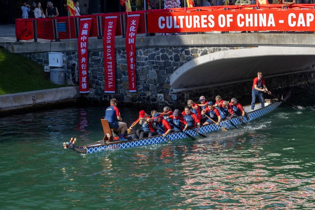 6月8日，人們?cè)谀戏情_普敦參加第二屆“文化中國·開普敦龍舟節(jié)”比賽。新華社記者王雷攝