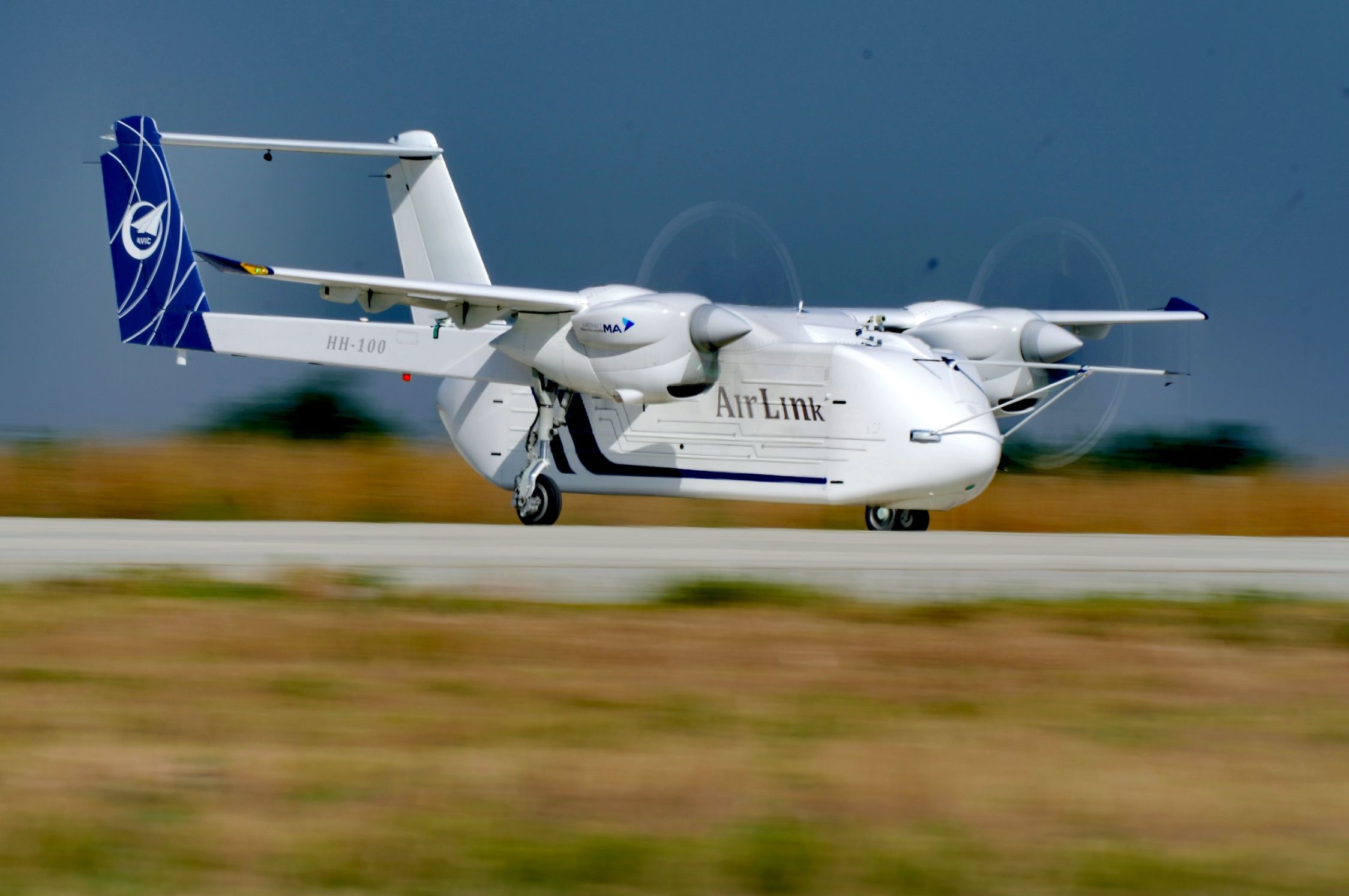 △2024年6月12日，HH-100航空商用無人運(yùn)輸系統(tǒng)驗(yàn)證機(jī)在西安藍(lán)田通用機(jī)場首飛成功。