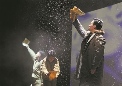 圖為清華大學(xué)原創(chuàng)話劇《馬蘭花開》的演出現(xiàn)場。新華社記者 王申攝