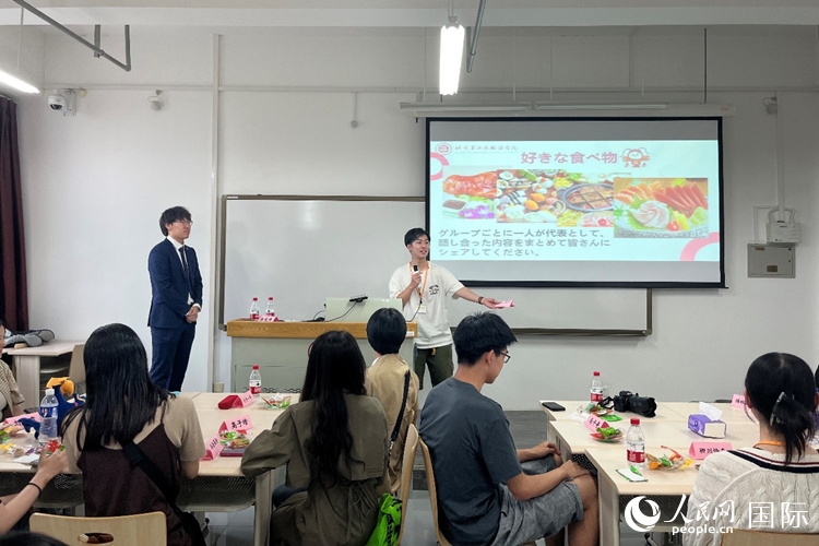 中日大學(xué)生交流討論。人民網(wǎng)記者 陳思攝