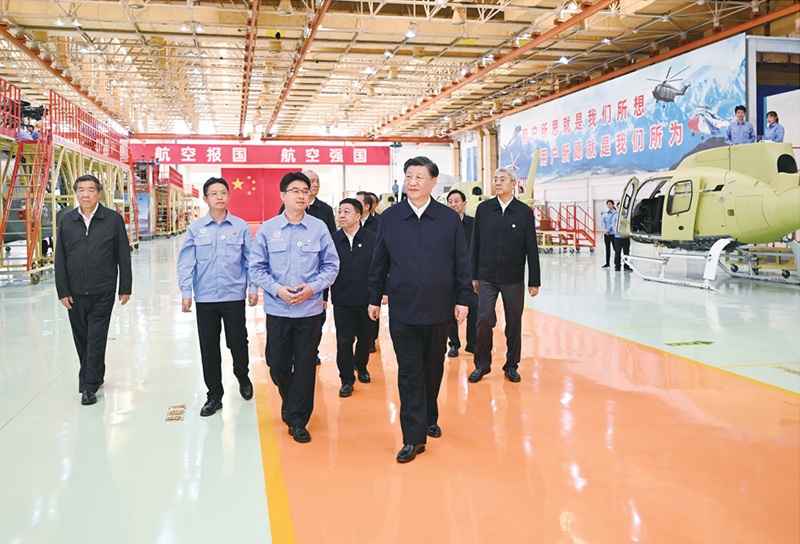 2023年10月10日至13日，中共中央總書記、國家主席、中央軍委主席習近平在江西考察。這是11日上午，習近平在景德鎮(zhèn)市昌河飛機工業(yè)（集團）有限公司考察。 新華社記者 燕雁/攝