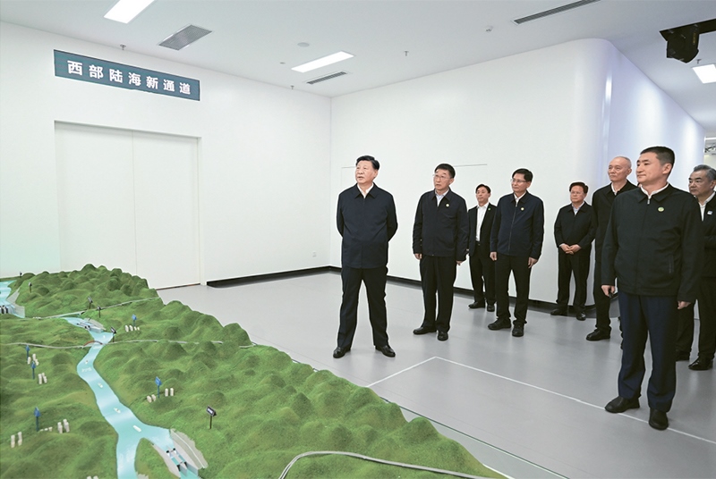 2023年12月14日至15日，中共中央總書記、國家主席、中央軍委主席習近平在廣西考察。這是14日上午，習近平在南寧市考察中國—東盟信息港股份有限公司，結(jié)合平陸運河沙盤聽取西部陸海新通道骨干工程建設(shè)匯報。 新華社記者 謝環(huán)馳/攝