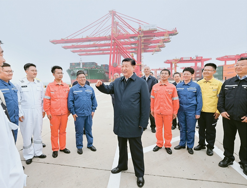 2024年5月22日至24日，中共中央總書記、國家主席、中央軍委主席習近平在山東考察。這是22日下午，習近平在日照港親切慰問港口科技工作者、運營人員、航運人員。 新華社記者 謝環(huán)馳/攝