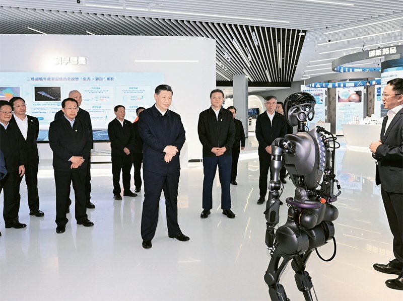 2023年11月28日至12月2日，中共中央總書記、國家主席、中央軍委主席習近平在上?？疾?。這是11月28日下午，習近平在浦東新區(qū)張江科學城參觀上?？萍紕?chuàng)新成果展。 新華社記者 謝環(huán)馳/攝