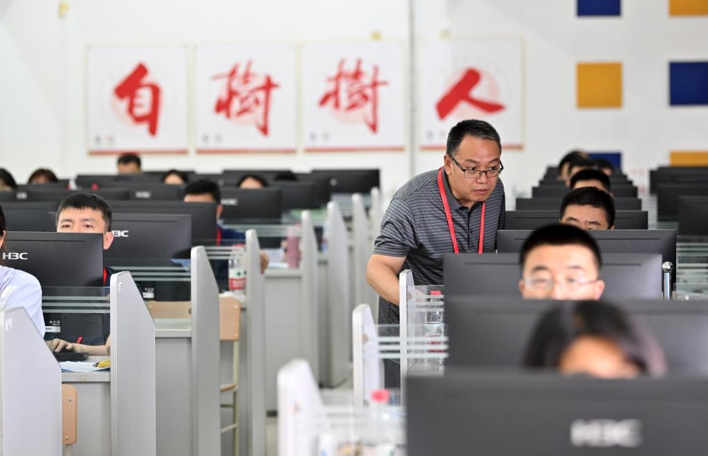 6月14日，評卷教師在天津師范大學(xué)評卷點(diǎn)評卷。新華社記者 李然 攝