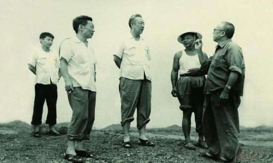 1978年8月，習(xí)仲勛（左三）在廣東惠陽農(nóng)村調(diào)研。在清華大學(xué)讀書的習(xí)近平（左一）利用暑假時間參加社會實踐，隨同父親一起下鄉(xiāng)。