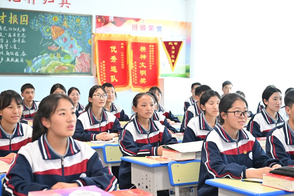 2024年6月18日，果洛西寧民族中學(xué)學(xué)生在上課。