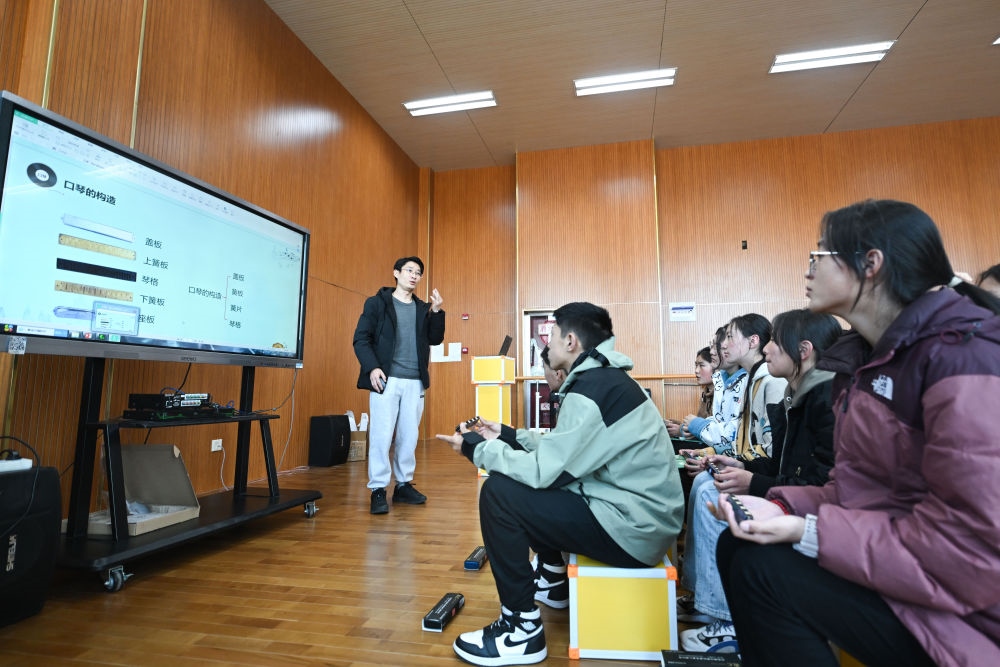 上海援青教師闞延俊在給學生上音樂課（2023年2月23日攝）。