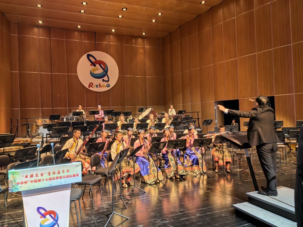 5月4日，來自果洛西寧民族中學的果洛州青少年管樂團在山東省日照市演出。