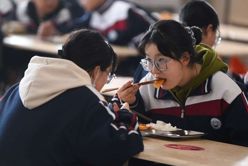 2023年2月23日，果洛西寧民族中學(xué)學(xué)生在食堂吃午飯。