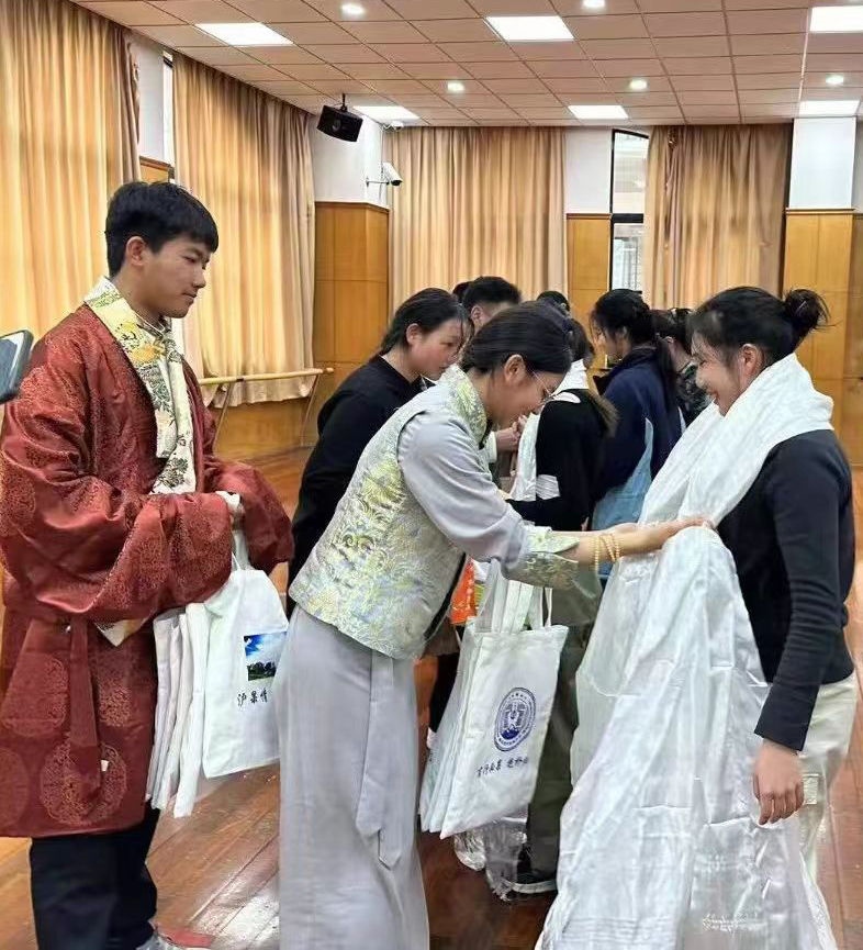 2024年1月18日，在上海市大同中學(xué)，果洛西寧民族中學(xué)學(xué)生給上海大同中學(xué)師生獻(xiàn)哈達(dá)。新華社發(fā)（果洛州教育局供圖）