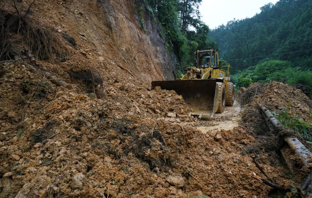 6月18日，在廣西融水苗族自治縣融水鎮(zhèn)新安村，一臺(tái)推土機(jī)在清理塌方路段。新華社發(fā)（龍林智攝）