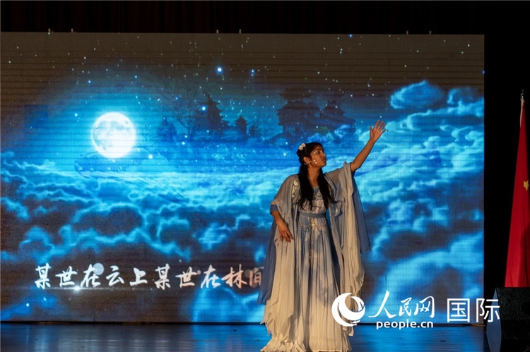 參賽選手演唱中文歌曲《左手指月》。人民日報(bào)非洲中心分社 希拉茲·莫林?jǐn)z
