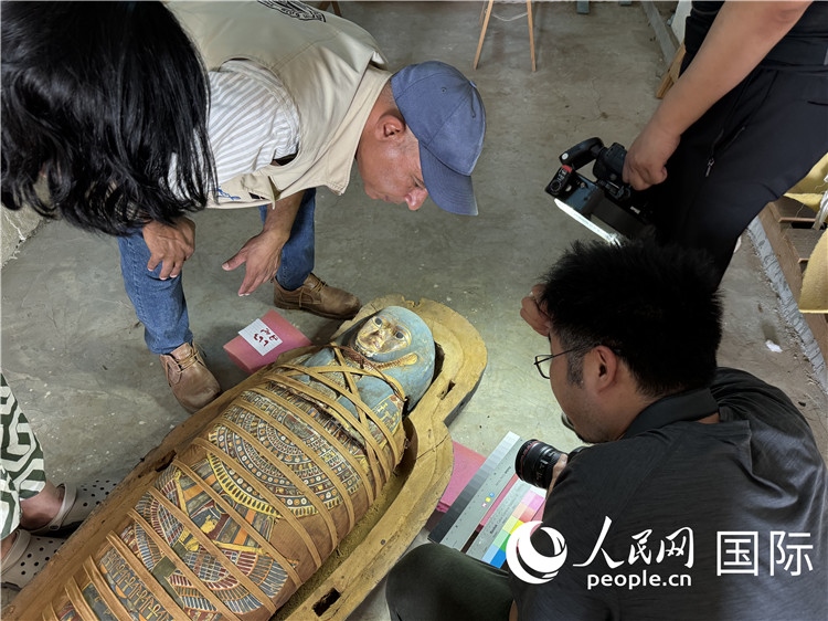 圖為中埃薩卡拉新出土文物數(shù)字化調(diào)查與研究項(xiàng)目團(tuán)隊(duì)在工作現(xiàn)場。薛江攝