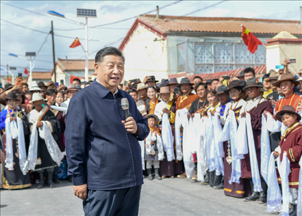 2021年6月7日至9日，習(xí)近平總書記在青海考察。這是8日下午，習(xí)近平在海北藏族自治州剛察縣沙柳河鎮(zhèn)果洛藏貢麻村考察時(shí)，同村民們親切交流。新華社記者 謝環(huán)馳 攝