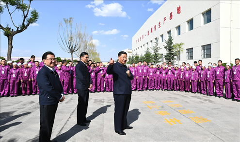 2021年6月7日至9日，習(xí)近平總書記在青?？疾?。這是7日下午，習(xí)近平總書記在青海圣源地毯集團(tuán)有限公司考察時(shí)，同企業(yè)員工親切交流。新華社記者 謝環(huán)馳 攝
