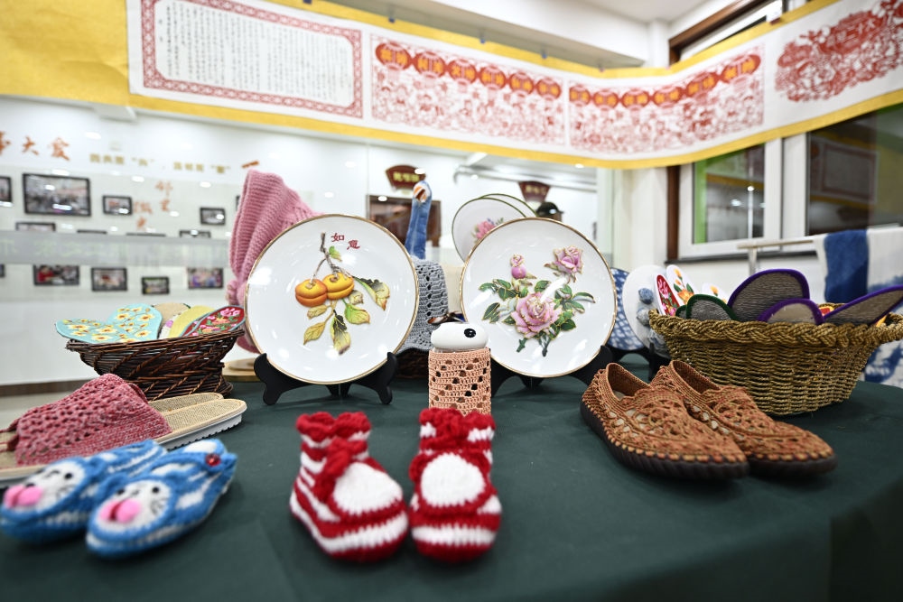 長城花園社區(qū)居民制作的手工藝品（6月19日攝）。