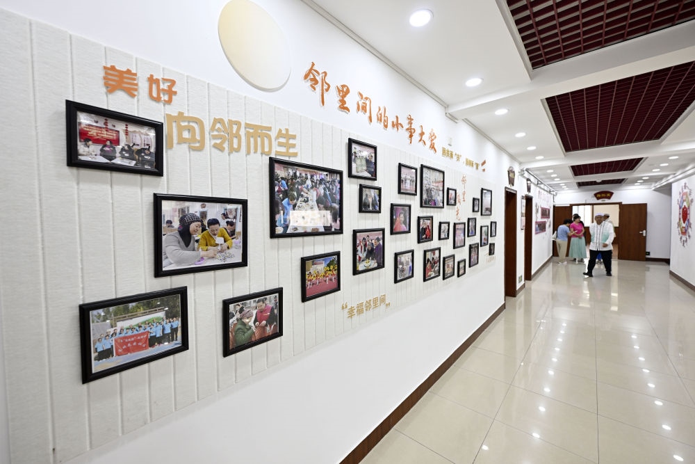 6月19日在長城花園社區(qū)黨群服務中心拍攝的照片墻。