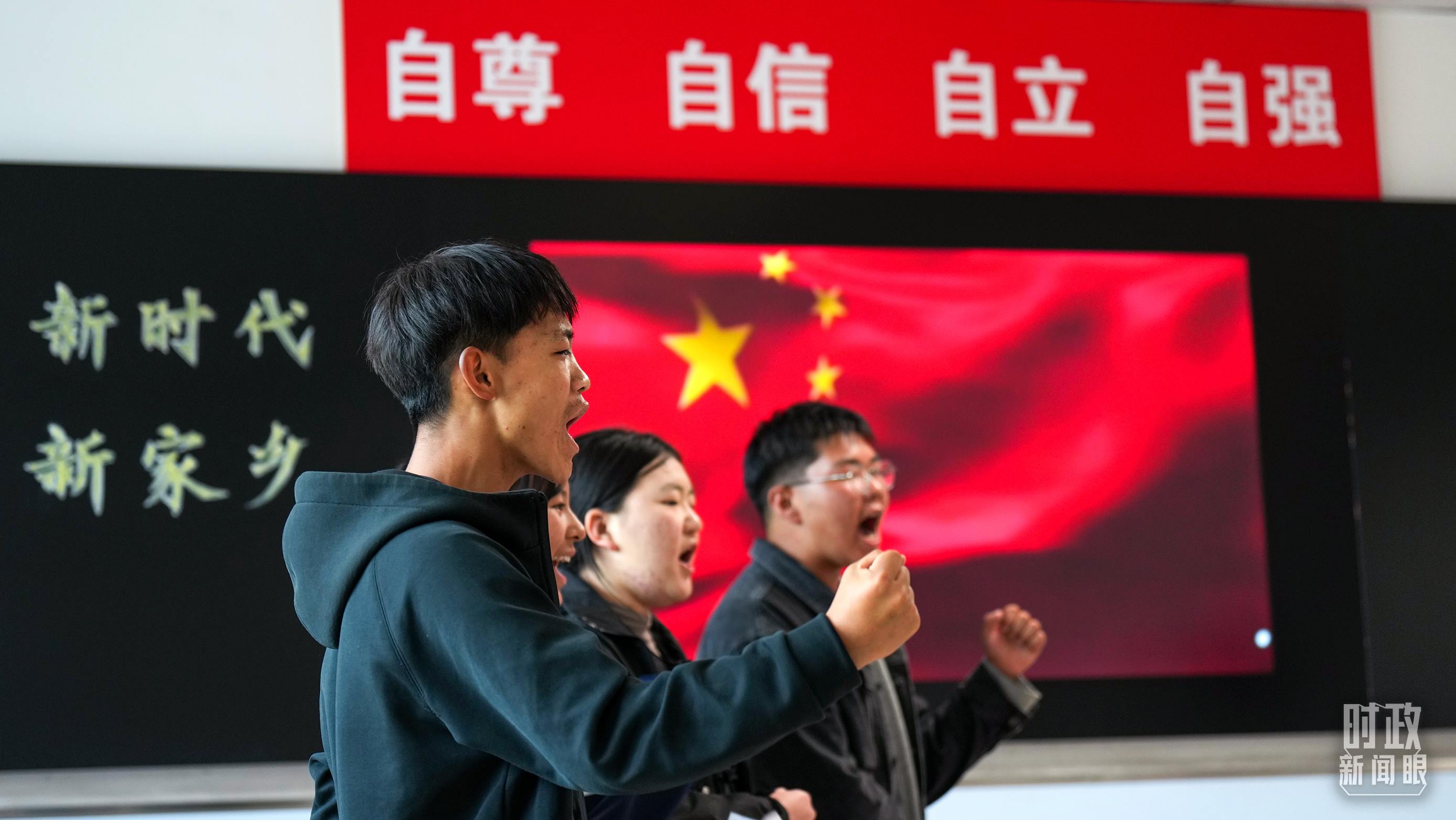 △果洛西寧民族中學(xué)高一（1）班的“新時代、新家鄉(xiāng)”主題思政課。（總臺央視記者許永松、國廣記者李晉拍攝）