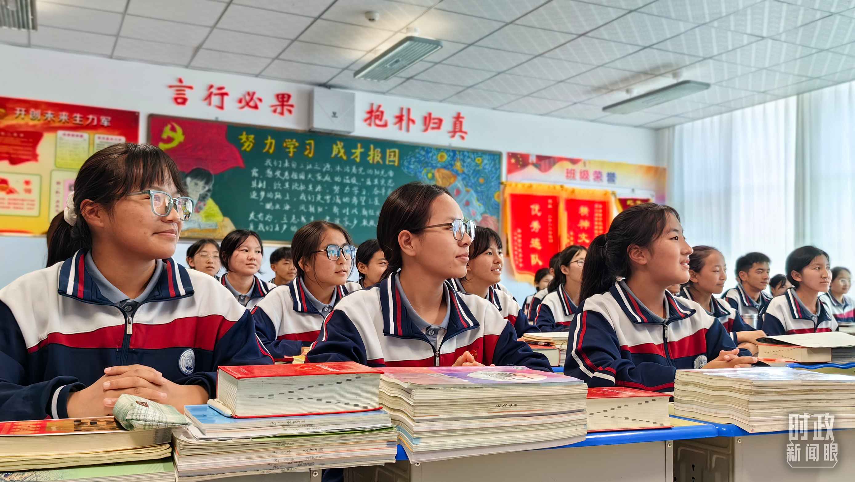 △果洛西寧民族中學(xué)高一（1）班的“新時代、新家鄉(xiāng)”主題思政課。（總臺央視記者段德文拍攝）