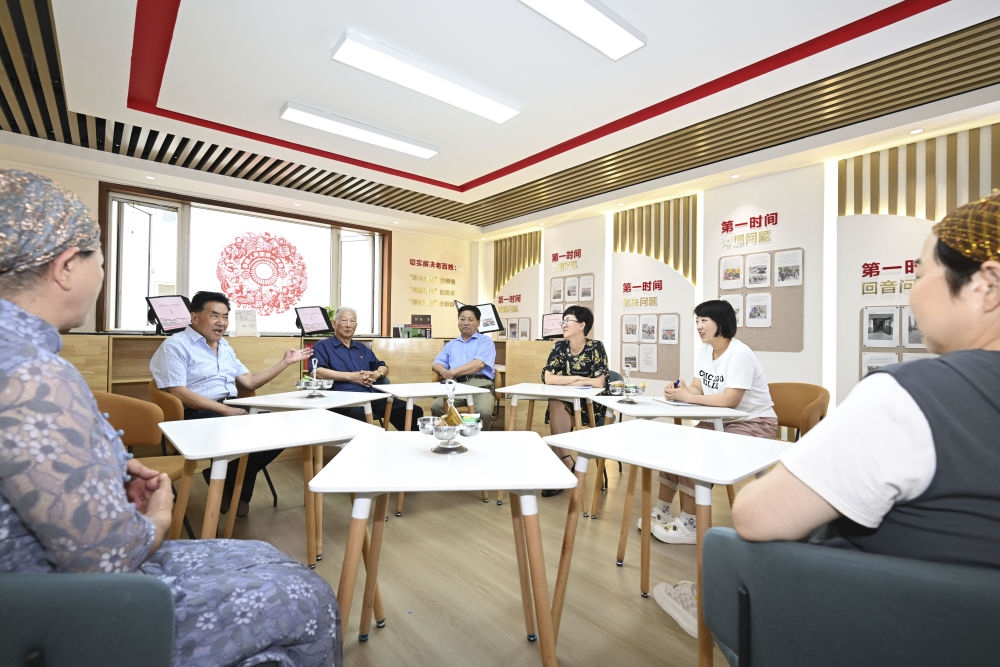 6月20日，長城花園社區(qū)居民在居民議事廳議事。