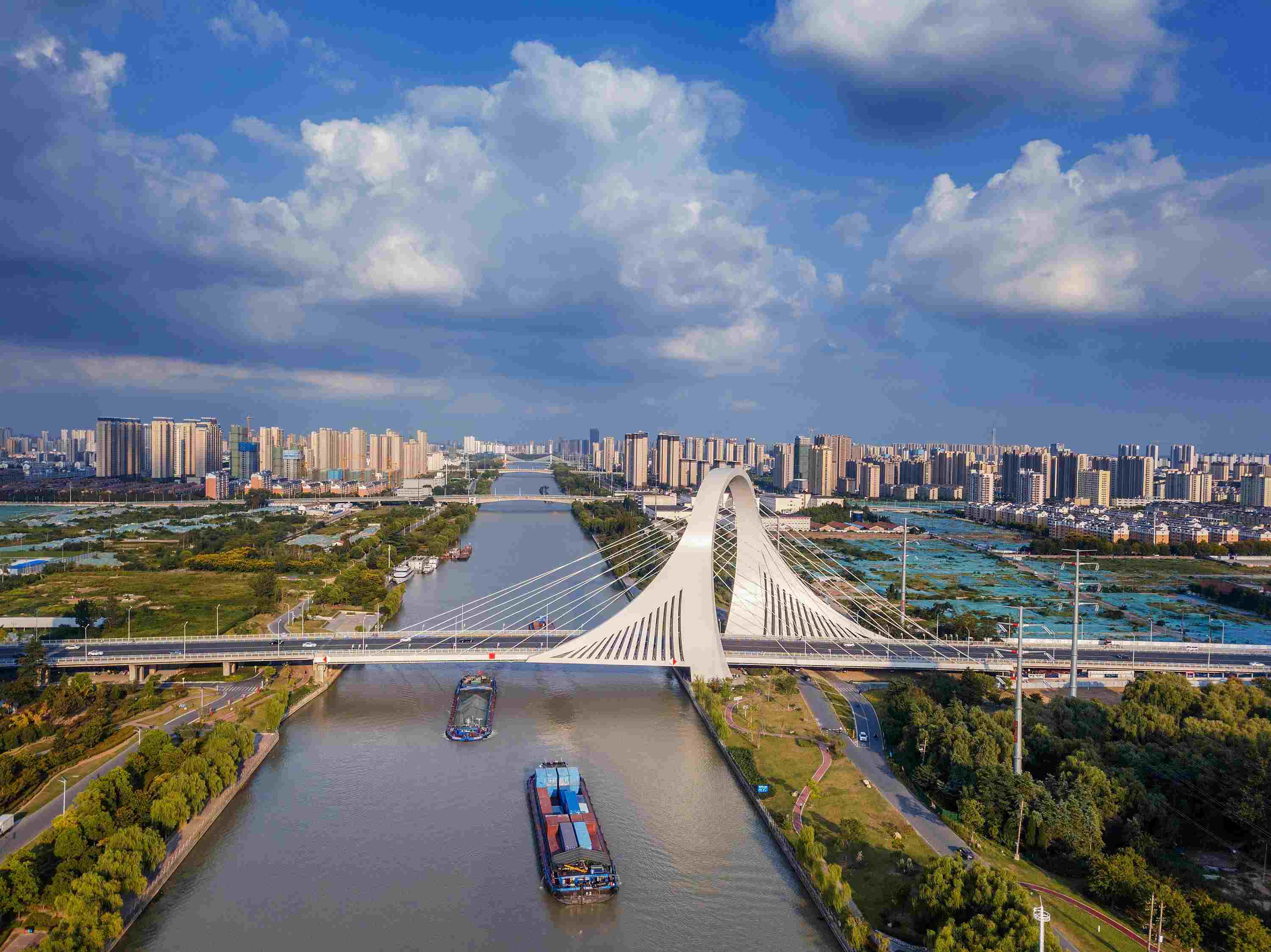 2022年9月12日，幾艘船舶行駛在江蘇淮安運(yùn)河大橋附近。