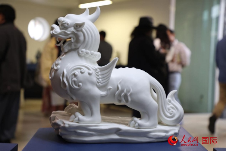 展覽現(xiàn)場(chǎng)的德化白瓷。人民網(wǎng) 埃內(nèi)斯托·多明戈斯攝