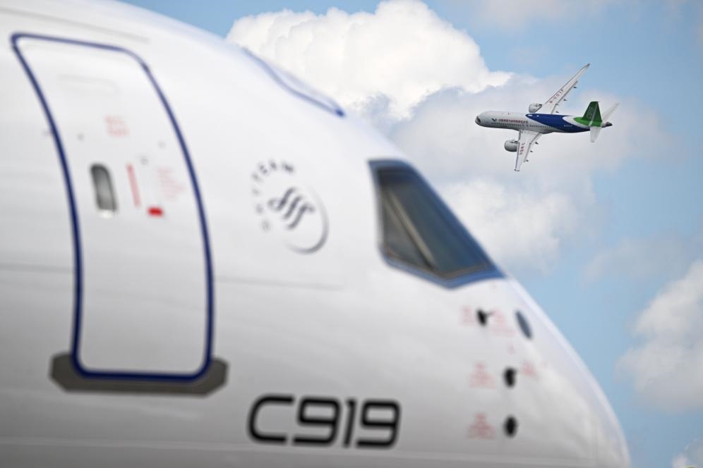 一架中國(guó)商飛公司C919客機(jī)在新加坡航展上做飛行表演（2024年2月20日攝）。新華社發(fā)（鄧智煒攝）