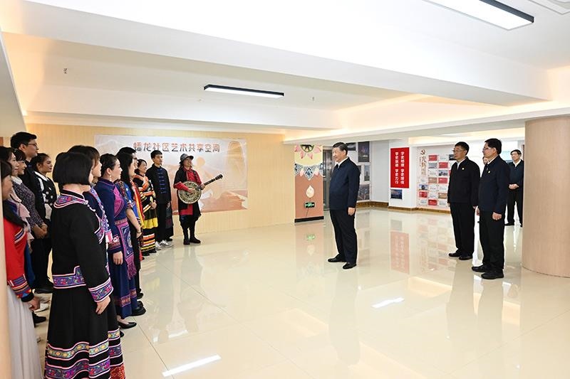 2023年12月14日，習(xí)近平總書記在廣西南寧市良慶區(qū)蟠龍社區(qū)黨群服務(wù)中心文體活動室同社區(qū)居民親切交流。