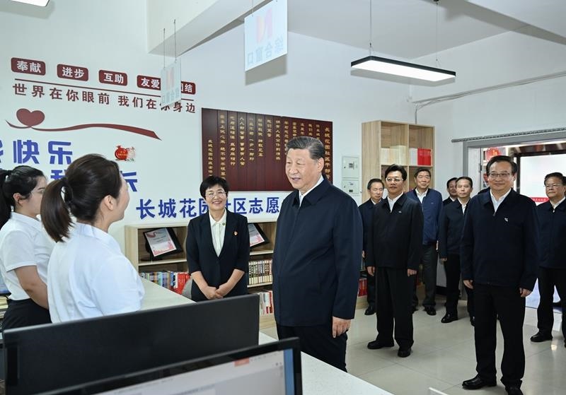 2024年6月19日，習(xí)近平總書記在寧夏銀川市金鳳區(qū)長城花園社區(qū)黨群服務(wù)中心便民服務(wù)廳了解社區(qū)開展便民惠民服務(wù)等情況。