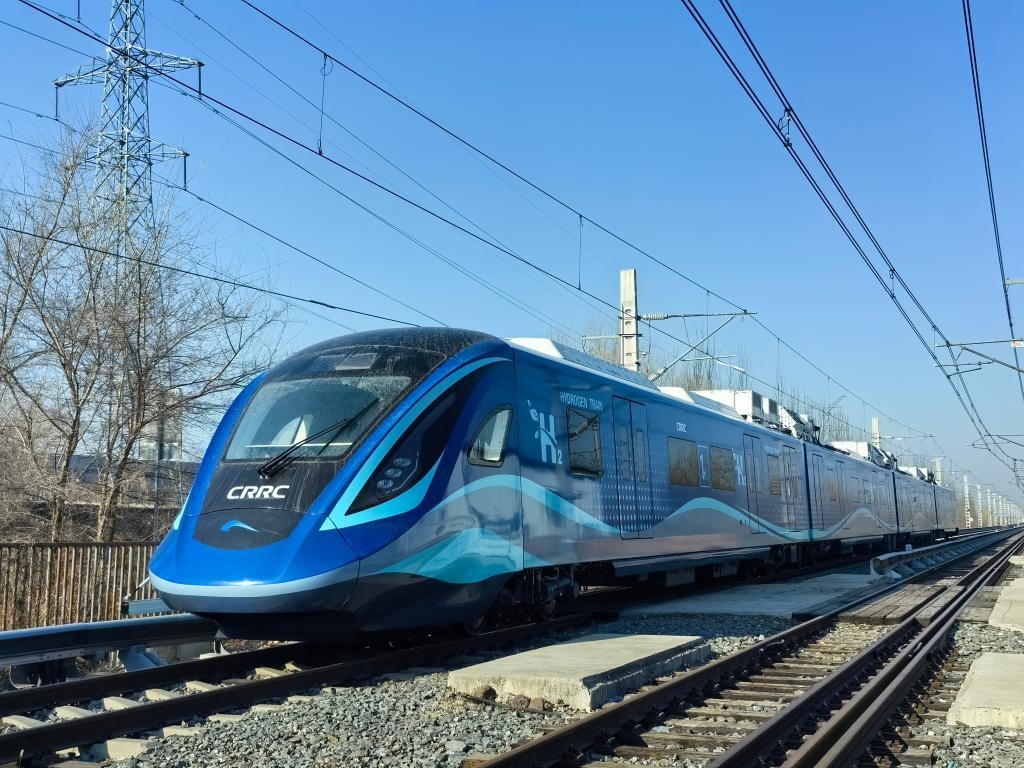 我國(guó)首列氫能源市域列車在位于長(zhǎng)春的中車長(zhǎng)客試驗(yàn)線進(jìn)行運(yùn)行試驗(yàn)（2024年3月21日攝）。新華社發(fā)（中車長(zhǎng)客股份公司提供）