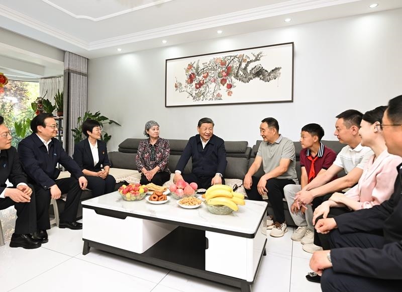 2024年6月19日，習(xí)近平總書記在寧夏銀川市金鳳區(qū)長城花園社區(qū)居民趙守成家中，同一家人圍坐在一起拉家常。