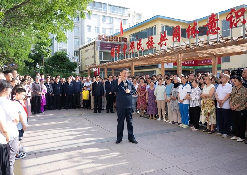 2024年6月19日，習(xí)近平總書記在寧夏銀川市金鳳區(qū)長城花園社區(qū)考察時，同社區(qū)居民親切交流。