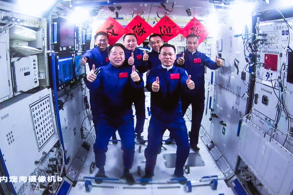 這是在北京航天飛行控制中心拍攝的神舟十六號(hào)航天員乘組與神舟十七號(hào)航天員乘組“全家?！保?023年10月26日攝）。新華社發(fā)（韓啟揚(yáng) 攝）