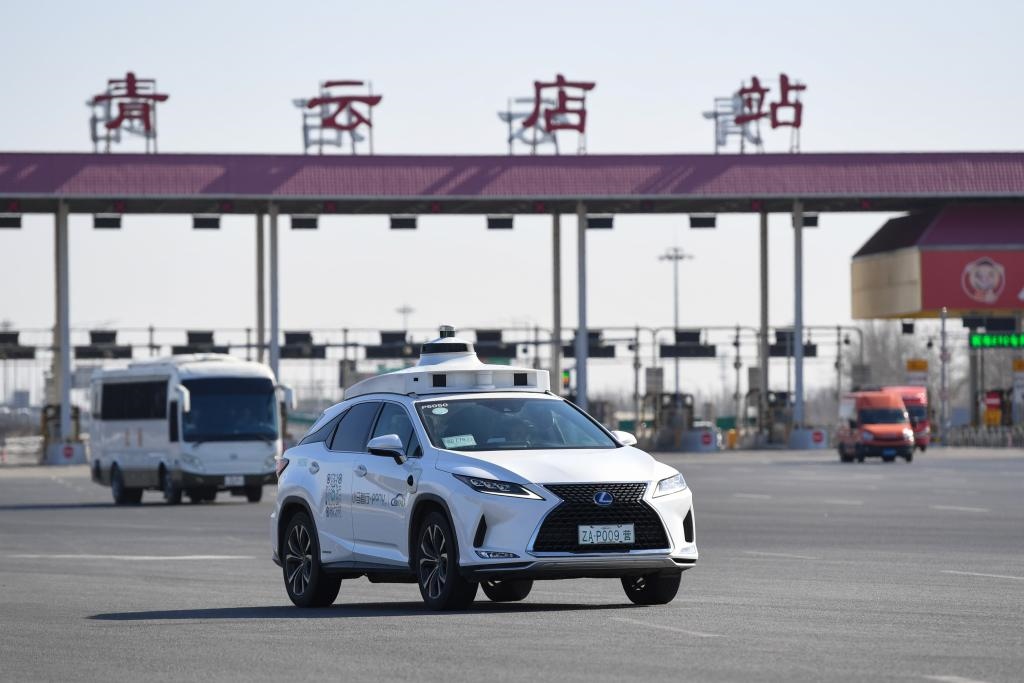 一輛自動(dòng)駕駛車行駛在北京大興國(guó)際機(jī)場(chǎng)到亦莊的自動(dòng)駕駛線路上（2024年3月1日攝）。新華社記者 鞠煥宗 攝