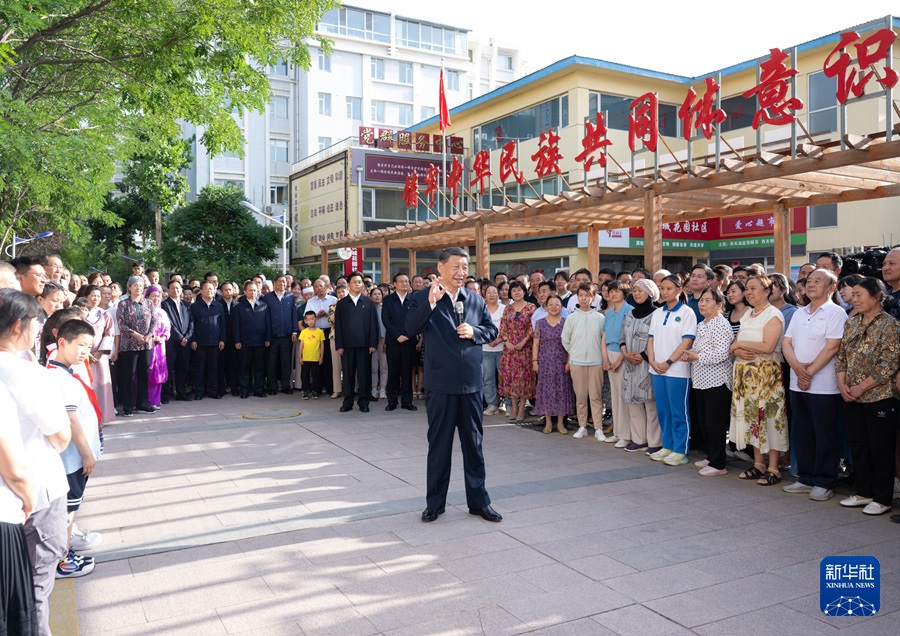 6月19日下午，習近平總書記在銀川市金鳳區(qū)長城花園社區(qū)考察時，同社區(qū)居民親切交流。