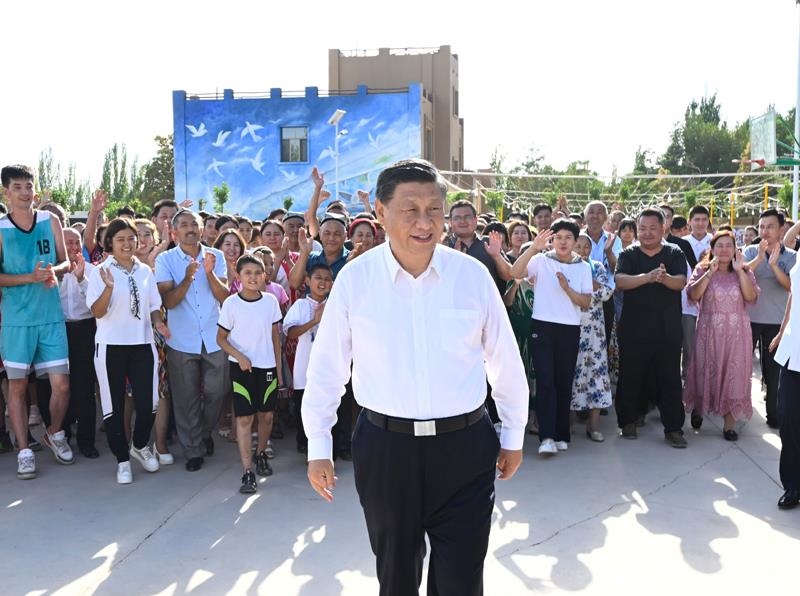 2022年7月14日，習(xí)近平總書記在新疆吐魯番市高昌區(qū)亞爾鎮(zhèn)新城片區(qū)新城西門村考察時，同各族群眾在一起。