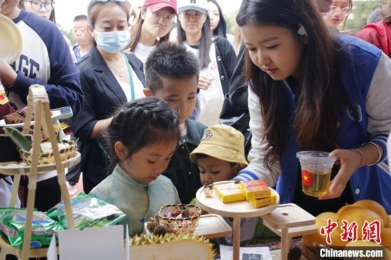 6月23日，越南留學生在國際文化節(jié)現場為小朋友制作美食。