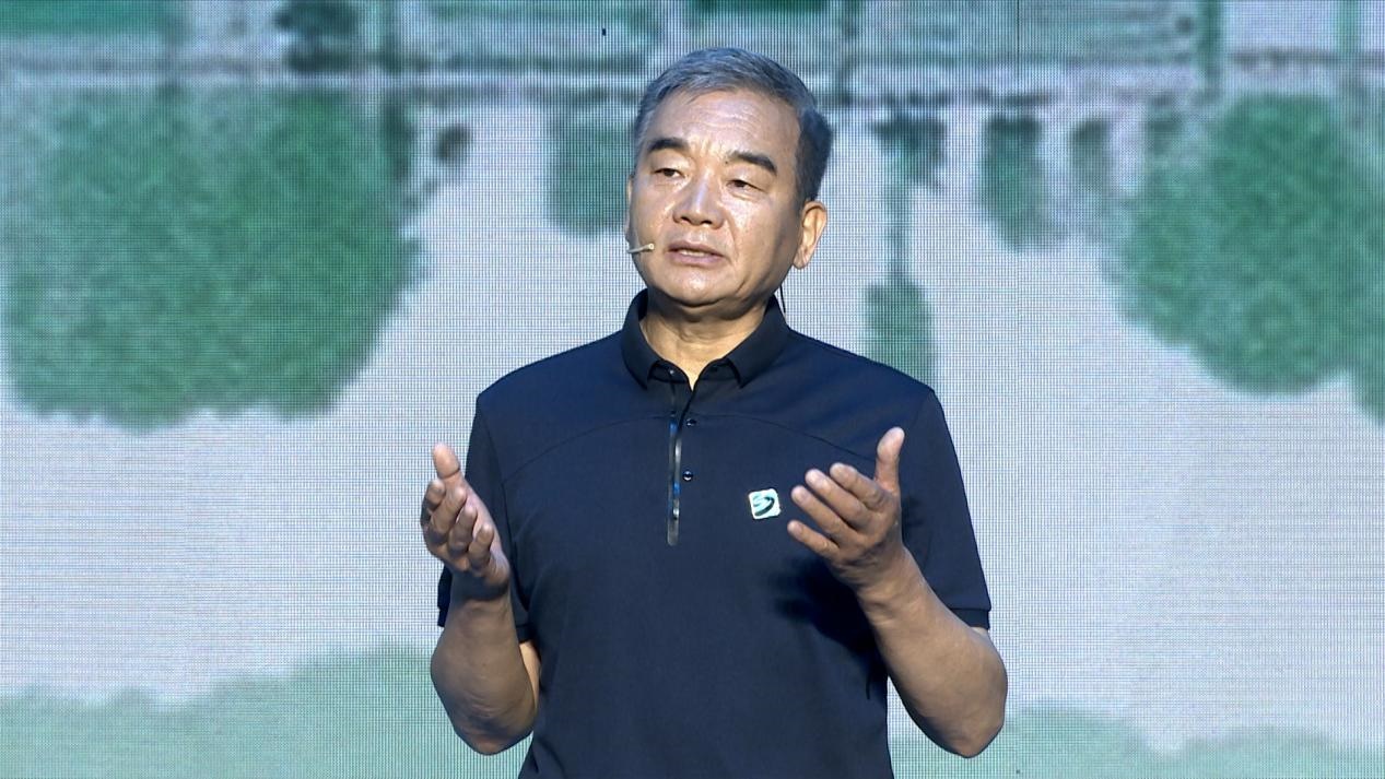 中國博物館協(xié)會理事長劉曙光現(xiàn)場講述。