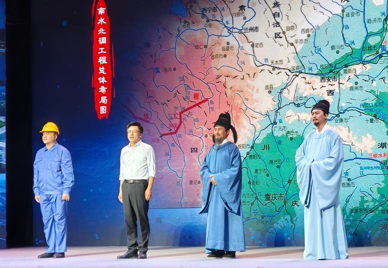 演員張志堅（右二）、演員侯京健（右一）、北京郭守敬紀念館執(zhí)行館長張鵬（左二）和江蘇省江都水利工程管理處第二抽水站管理所副所長郭凱（左一）同臺演繹。