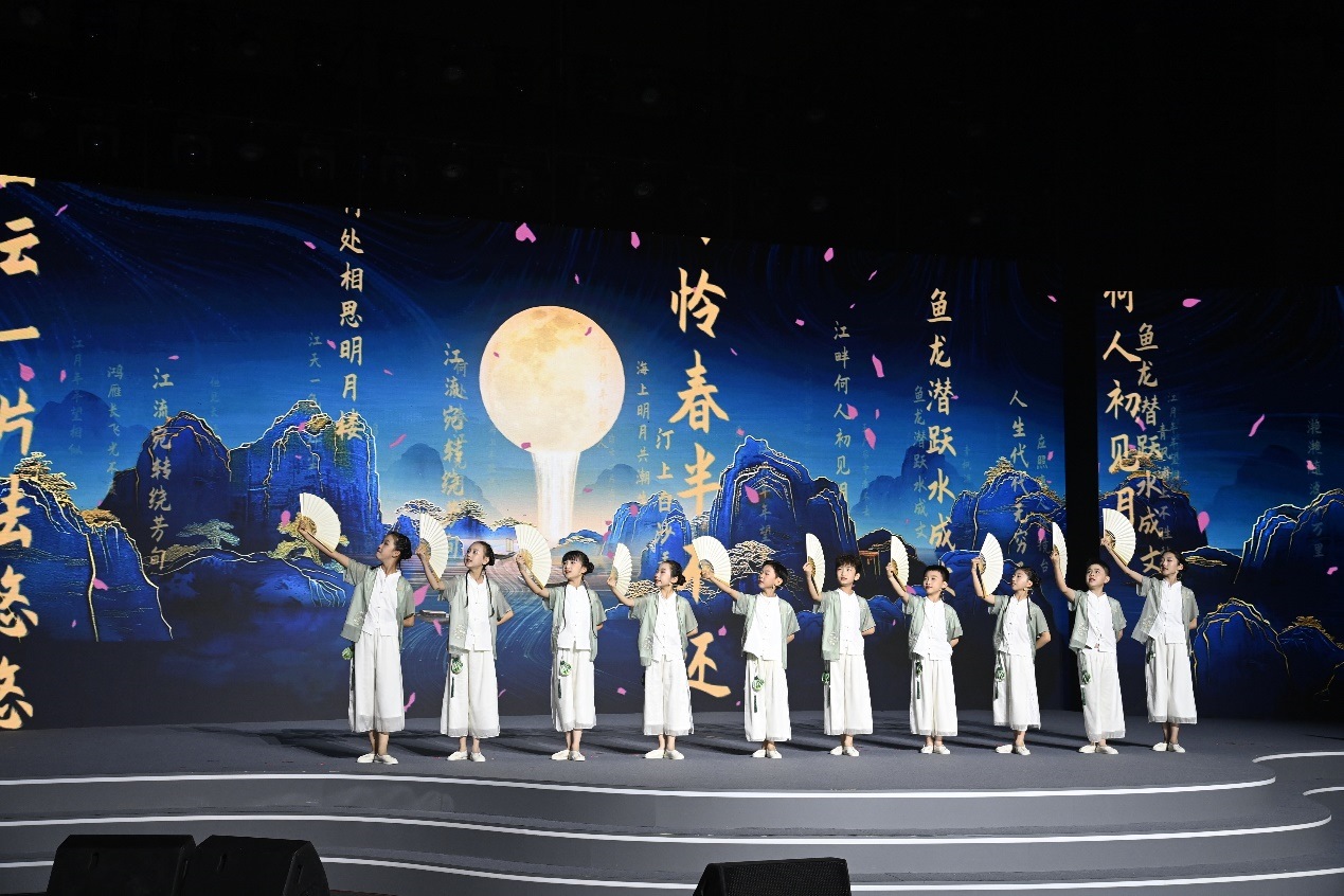揚州市邗江區(qū)實驗學校蔣王小學學生吟誦《春江花月夜》。