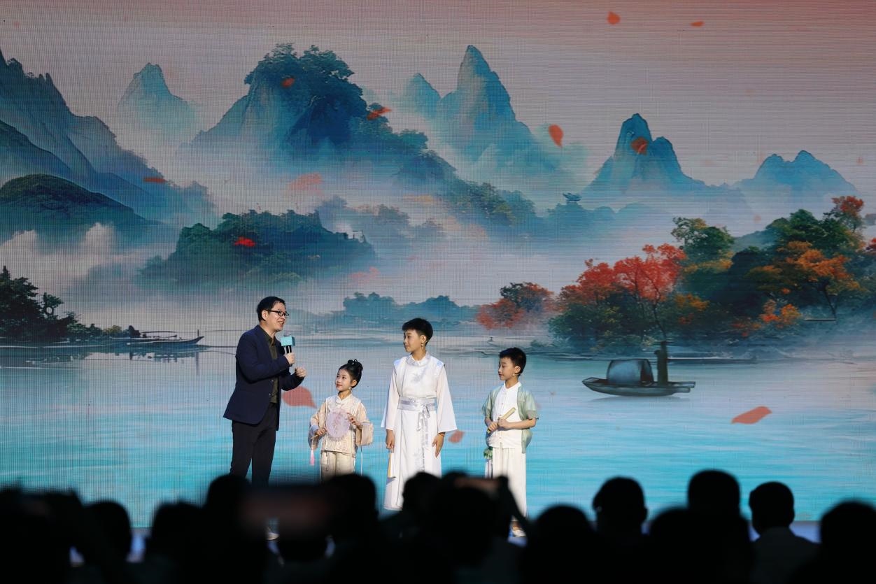 南京師范大學教授酈波（左一）與2024中國詩詞大會選手張可兒（左二）、姜敬曦（右二），揚州市邗江區(qū)實驗學校蔣王小學學生陸俊屹（右一）趣談大運河詩詞文化。