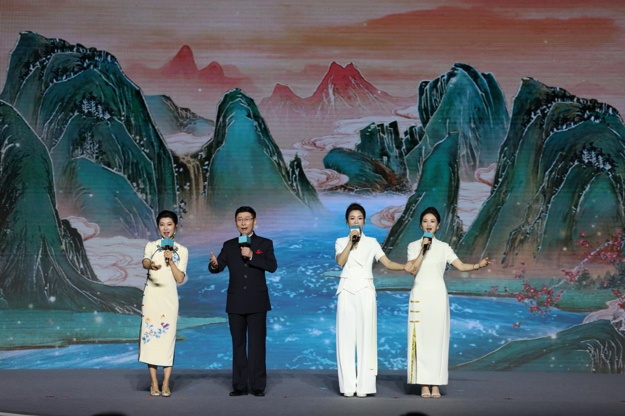 國家一級演員、京劇表演藝術家王平（左二），國家一級演員、南京藝術學院教授單雯（左一），浙江小百花越劇團青年演員陳麗君（右二）、何青青（右一）同臺唱響千年運河情。